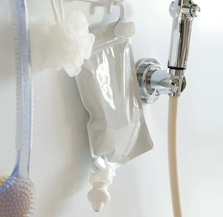 シャンプーの詰め替えをそのまま吊るすグッズのイメージ画像‗13-1