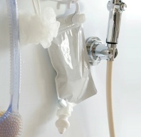 シャンプーの詰め替えをそのまま吊るすグッズのイメージ画像‗13-3