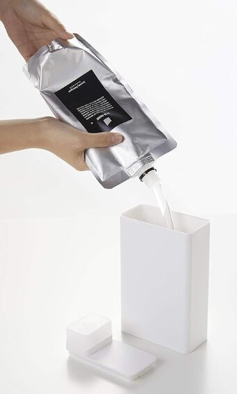 山崎実業の詰め替え用ランドリーボトルの画像