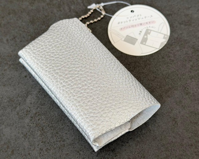 セリアのコンパクトポケットティッシュケースの画像