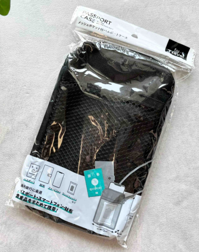 セリアのパスポートケースの画像